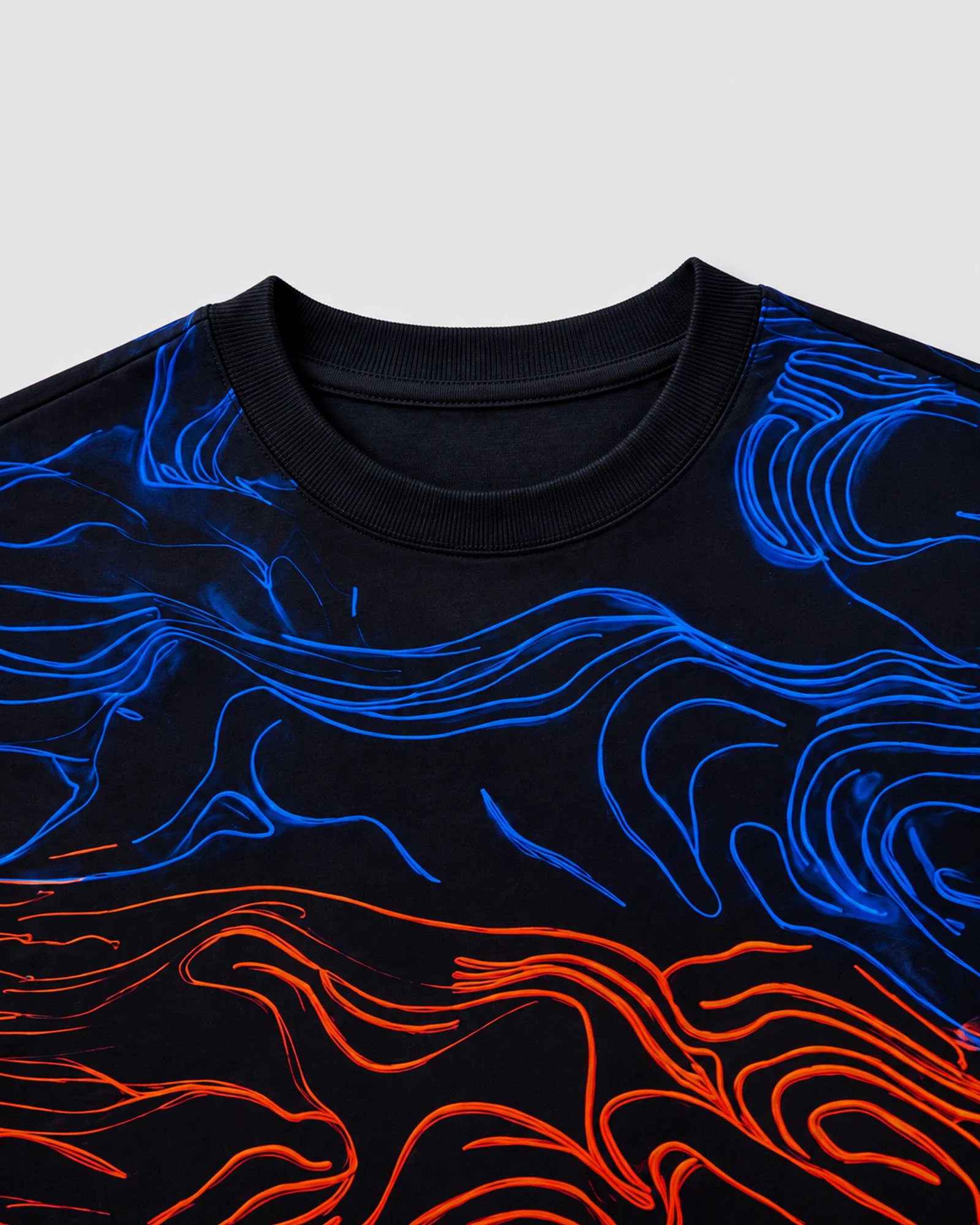 Detail of the black ribbed collar and blue contour print